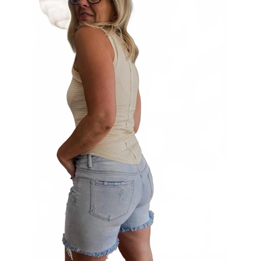 NEW VERVET BY FLYING MONKEY appreciate mid rise midi shorts in light wash - Picture 3 of 6